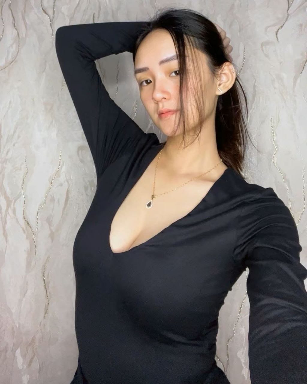 Adriana Suci Konten Eksklusif edisi Black HOT BLACK!