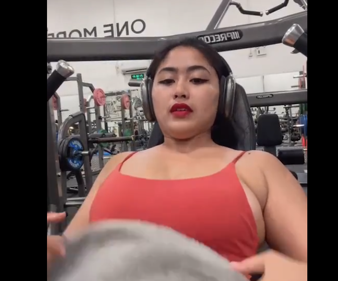 Momy Novitasari Live di GYM!